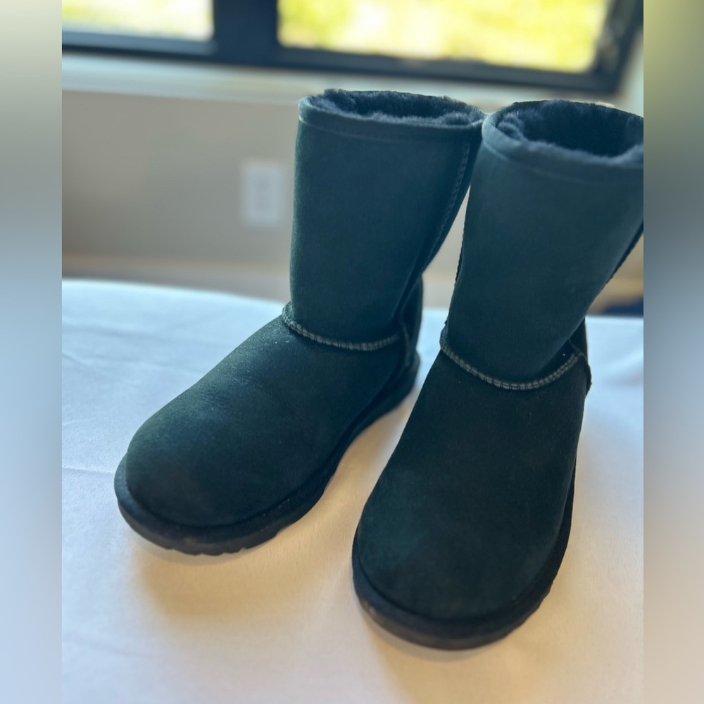 NWOT Classic Shortie UGGS. Size 5 black.No box. Fleece lined.Warm and Cozy!
